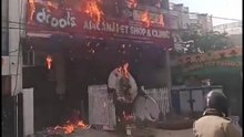 Uttar Pradesh: Fire broke out in a library in Lucknow. Several male and female students jumped down from above. Rescue and relief operations are ongoing.