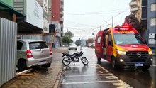 Etios invade obra após colisão com Gol no Centro de Cascavel