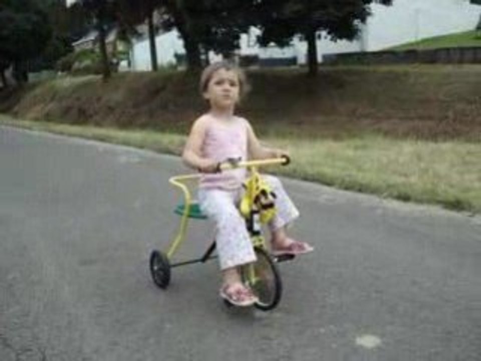 Camille promène à vélo