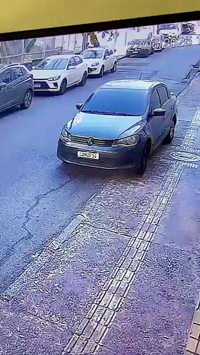 Veja momento exato em que jornalista é assaltada na Barra; assista ao vídeo