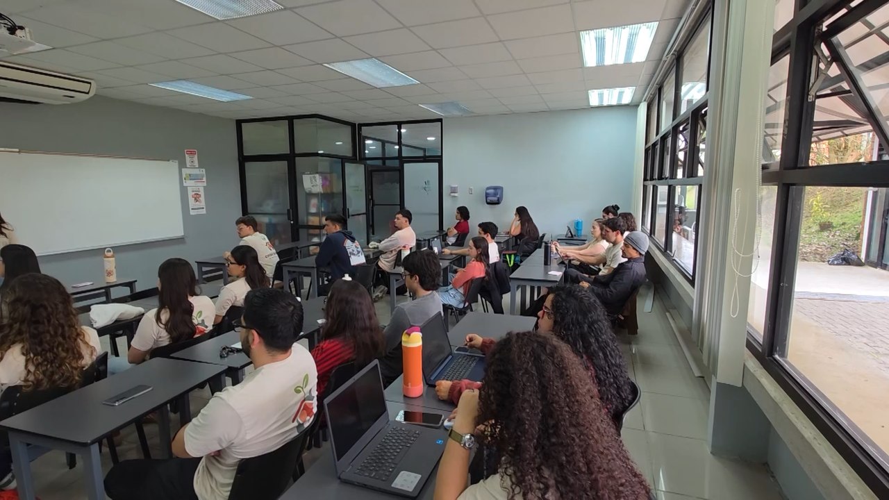 mqn-estudiantes-convierten-su-proyecto-final-en-oportunidad-de-vida-para-jovenes-vulnerables-220626