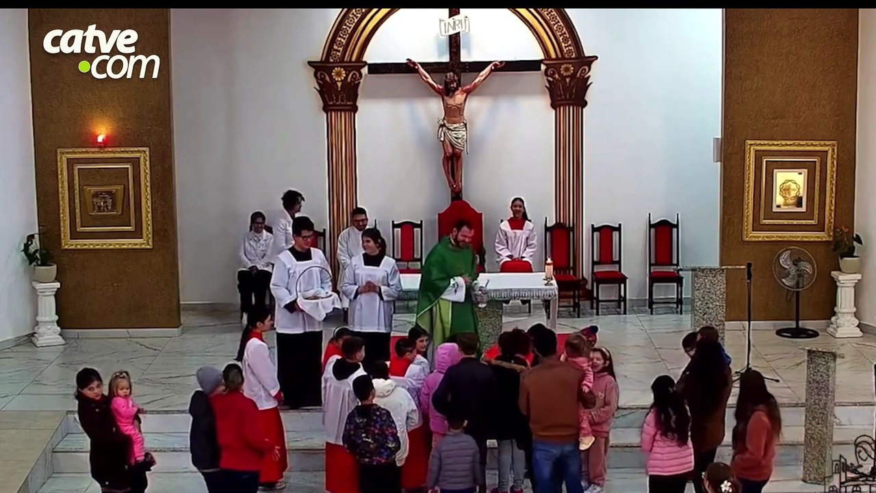 Medo de trabalhar? Resposta de criança vira atração durante missa de Cascavel