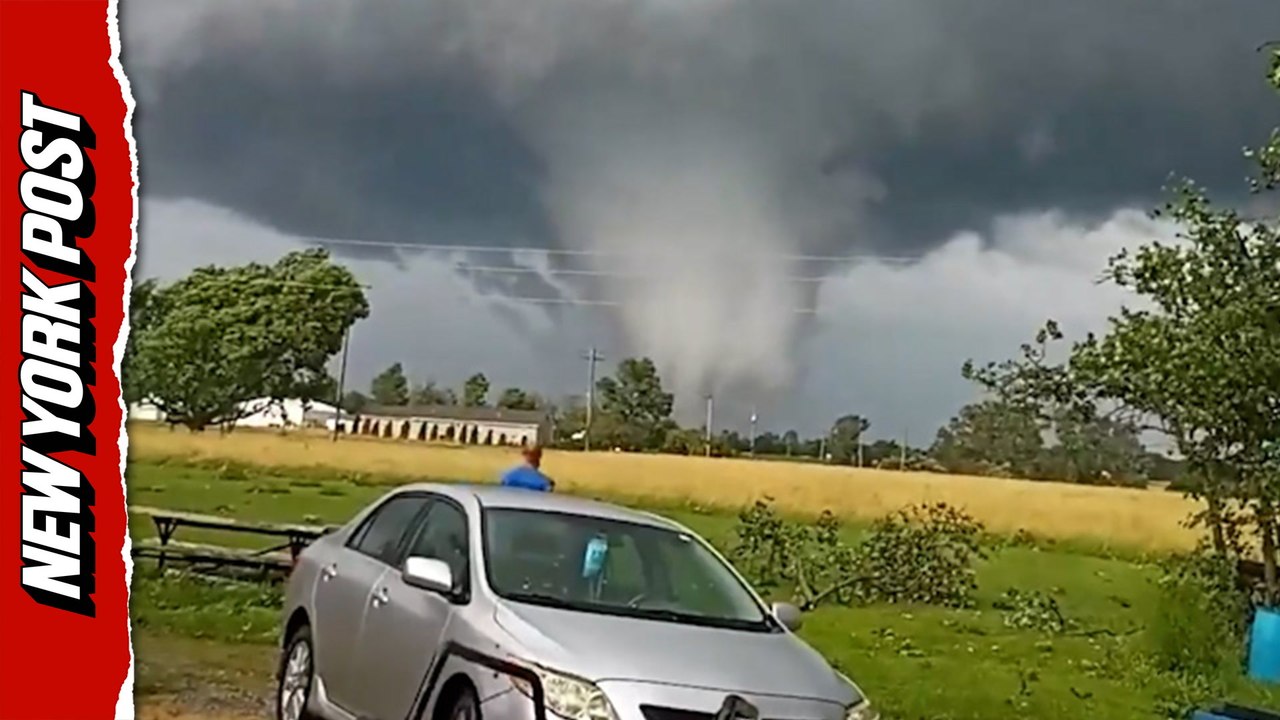 Deadly EF-3 tornado tears through Illinois town