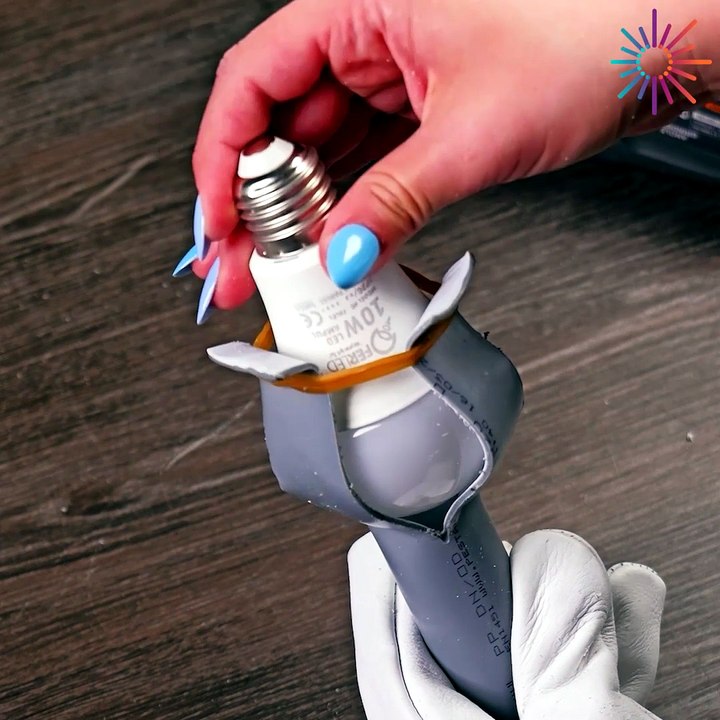 An easy way to change light bulbs! 💡💯