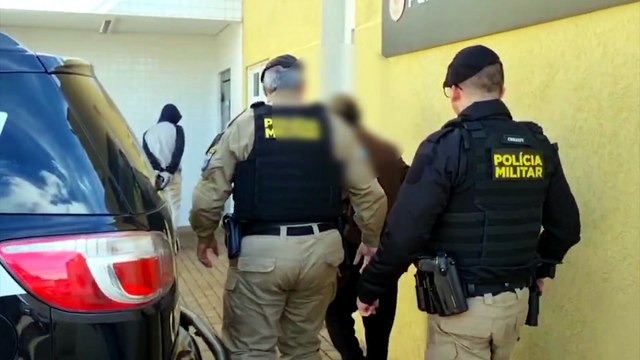 Dois homens são presos furtando materiais de casa desocupada no Bairro Coqueiral