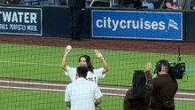 Aitana Bonmatí lanza la bola en el Padres vs Braves