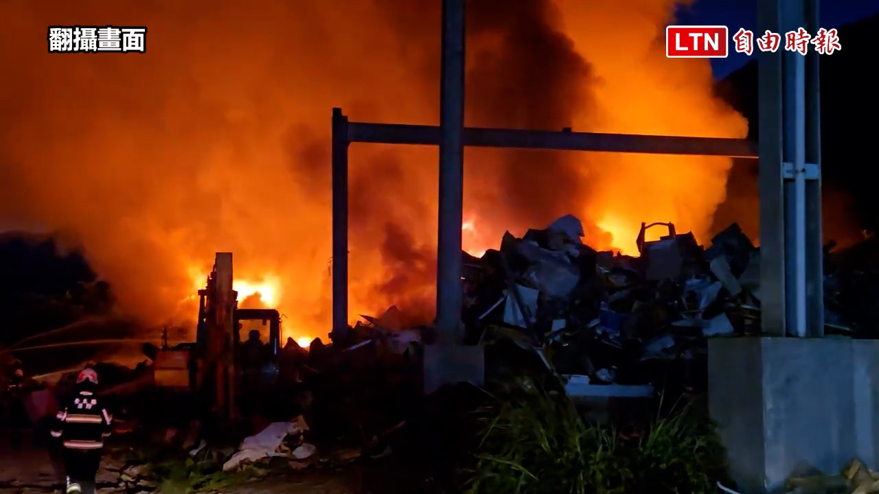 蘭嶼掩埋場驚傳火警 消防徹夜闢防火巷控制火勢