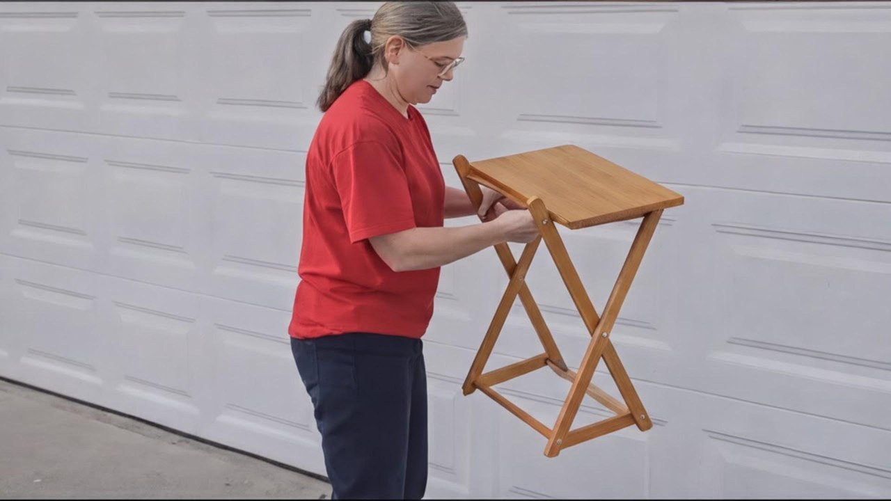 ¡Mira lo que hace con una mesita plegable vieja en su sala, te va a encantar esta idea!