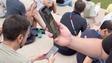 El momento del CAOS de la prensa al escuchar la alarma inminente de alerta de tornado en pleno entrenamiento en EEUU