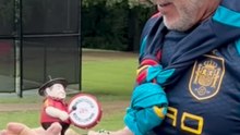 JOSÉ FÉLIX DÍAZ, director de AS, regala a Luis de la Fuente por su cumpleaños un Manolo’Clock en su visita a la Selección