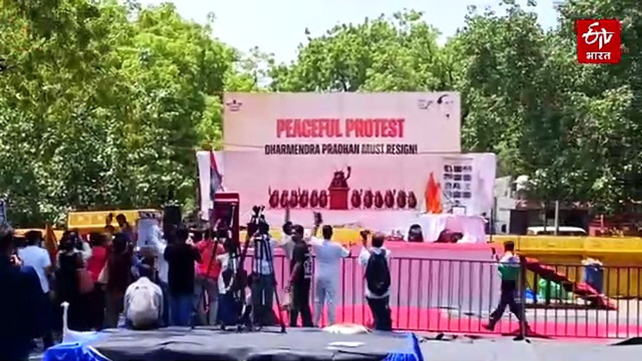 आधार कार्ड मांगने पर भड़के अभिजीत दीपके: कहा- जंतर-मंतर देश का एक लोकतांत्रिक प्रदर्शन स्थल है, यहां आने के लिए किसी वीजा की जरूरत नहीं होती