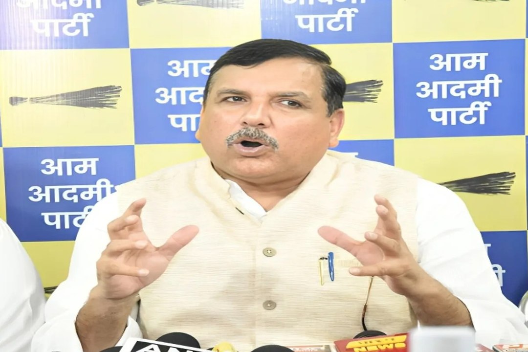 संजय सिंह का बड़ा सवाल- जब दो लोग सीढ़ियों से नहीं उतर सकते, तो मिली कैसे NOC