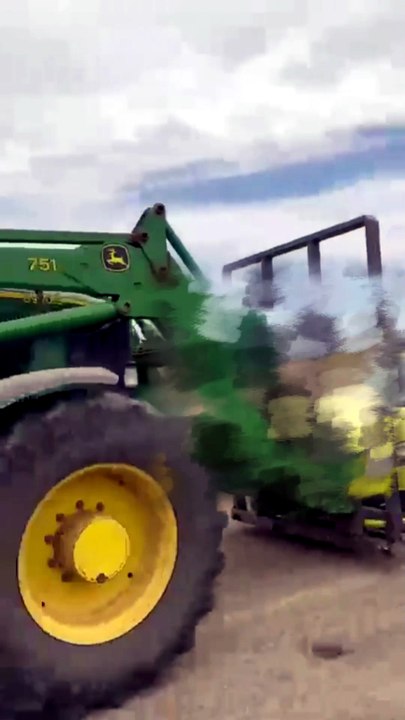 Embiste con su tractor a un cobrador de deudas