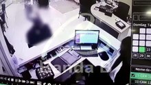 Vídeo mostra momento em que criminosos rendem funcionária e roubam joalheria no Shopping Crystal