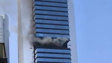 Un incendio en la torre Moeve, en las 'Big Four' de Madrid, genera una intensa humareda
