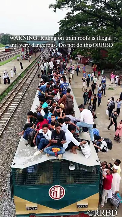 Highly risky, completely illegal! 🚫🚂