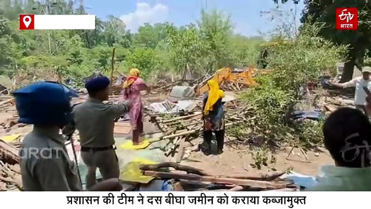 हरिद्वार में अतिक्रमण हटाते समय हादसा, टीम के ऊपर गिरी झोपड़ी, कब्जा मुक्त हुई रेलवे की 10 बीघा जमीन