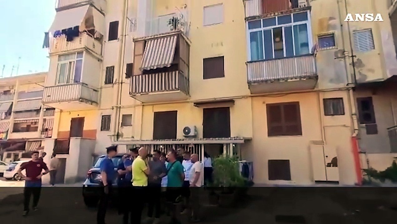 Gli sparano davanti casa, morto 21enne a Napoli