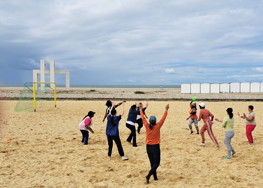 Sur la plage du Havre, elles jouent au handball pour mieux trouver du travail