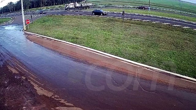 Vídeo mostra momento de batida entre carro e carreta na BR-277 em Santa Tereza do Oeste
