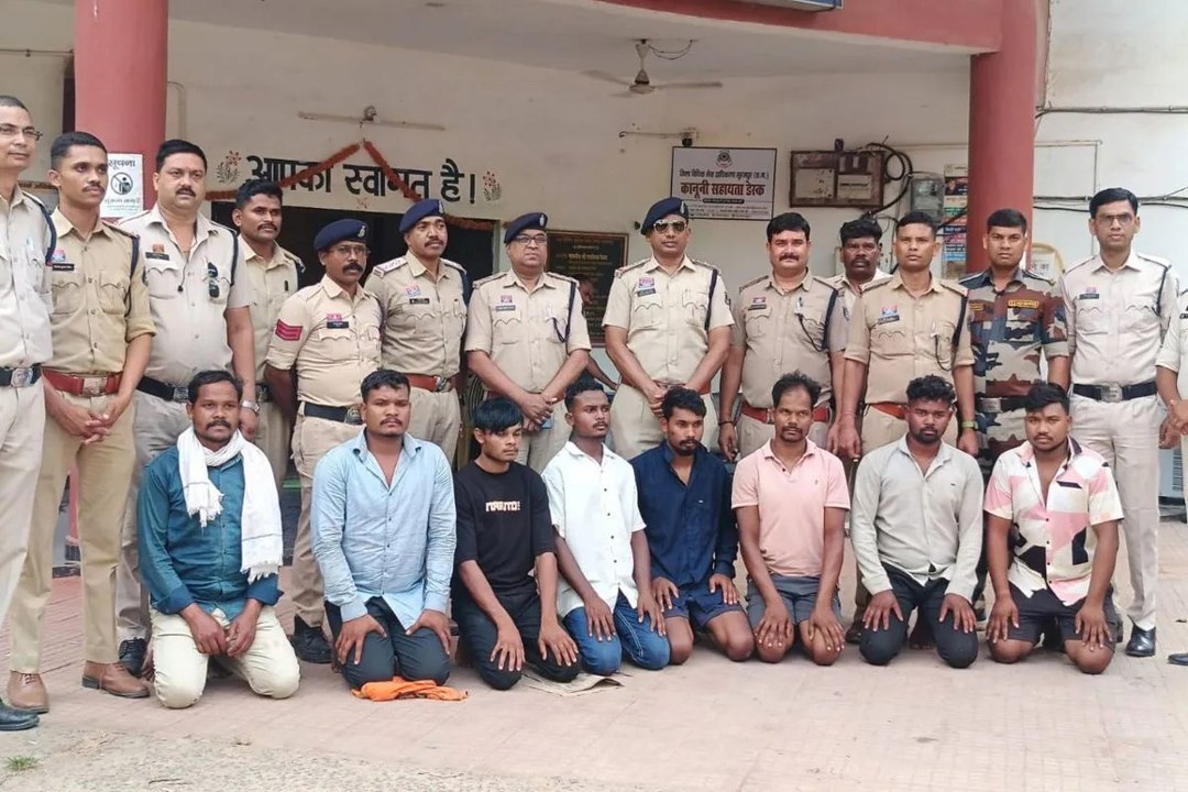 डायल 112 के आरक्षक और ड्राइवर की बेरहमी से पिटाई के 8 आरोपी गिरफ्तार, पुलिस ने सरेआम निकाली हेकड़ी