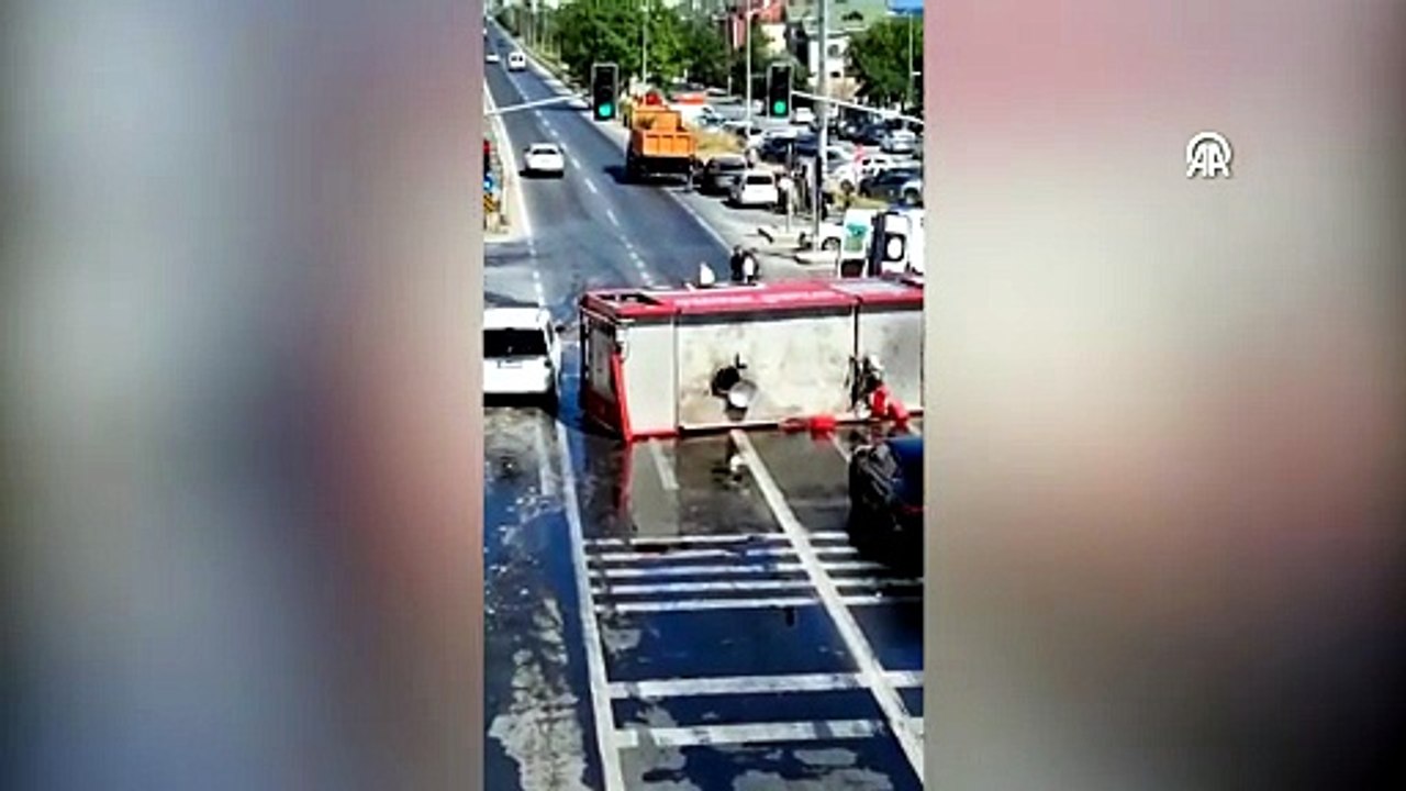 Büyükçekmece'de otomobille çarpışan itfaiye aracı devrildi