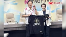 桃竹雙城市政交流 張善政贈領航猿冠軍帽