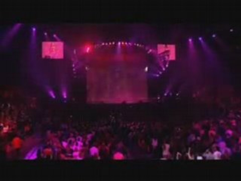 shakira belly dancing