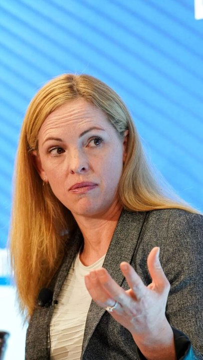 How many hours do C-suite execs expect their employees to work?