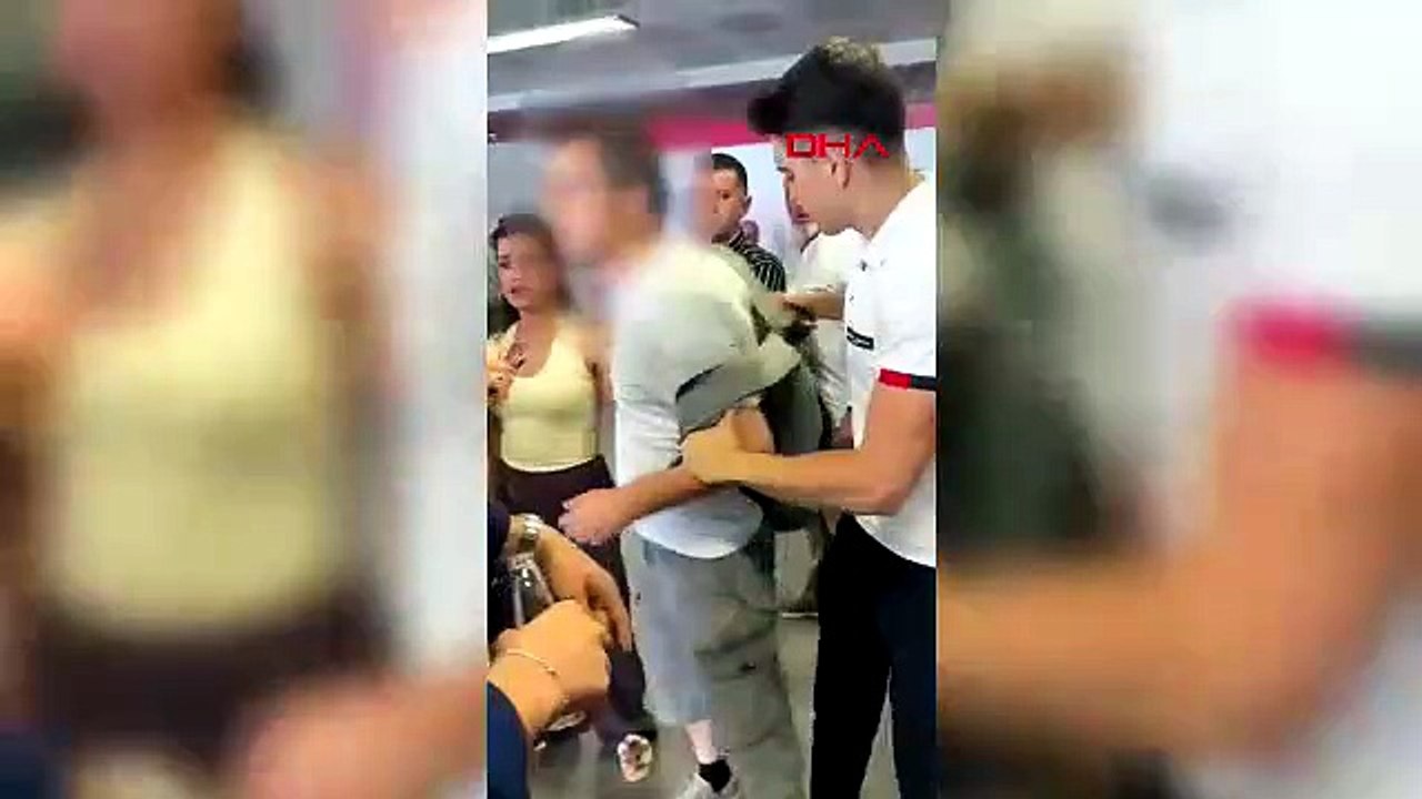 Metrobüs sapığına vatandaş müdahalesi; gizli çekim yaparken yakalandı!