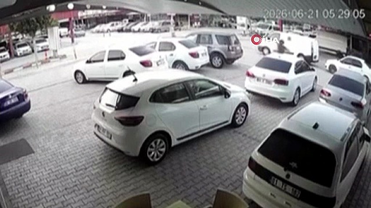 Oto galeriye kurşun yağmuru! Çok sayıda araç isabet aldı