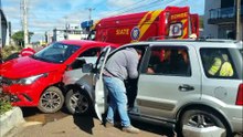 Carros se envolvem em forte colisão em frente ao Terminal Sul; Três ficam feridos