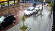 Veja: colisão faz carro rodar na pista e parar após atingir tapume em Cascavel