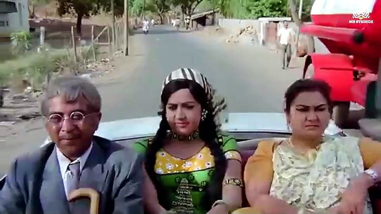 ए मोटी, बार-बार कोना क्यों मार रही है? हाथ तोड़कर रख दूँगा। Hema Malini Comedy Scene