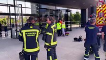 Los bomberos trabajan en la extinción de un incendio en la Torre Moeve de Madrid