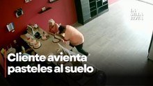 Cliente enfurece y destruye pasteles por un error en su pedido