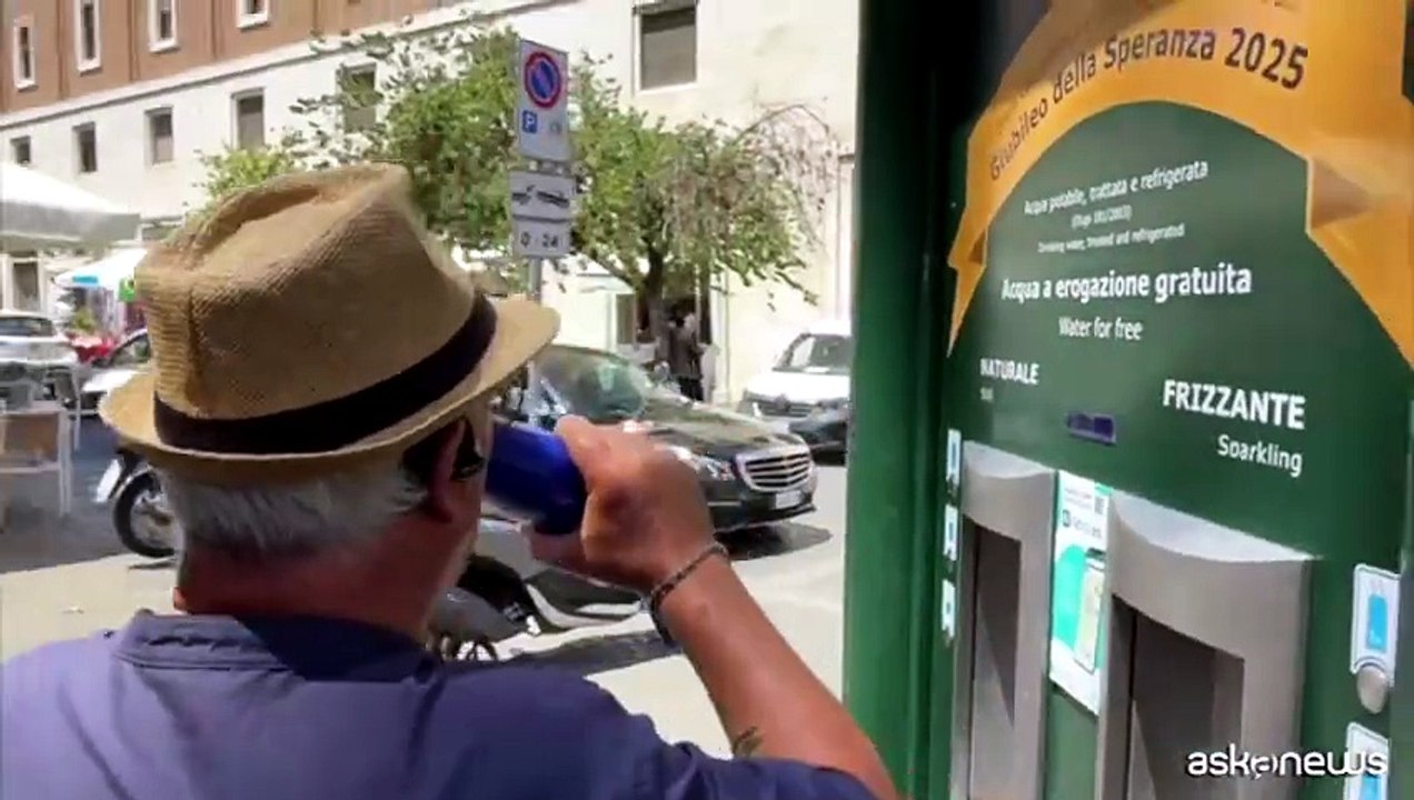 Dal ventaglio al ghiaccio, come i turisti sopravvivono al caldo a Roma