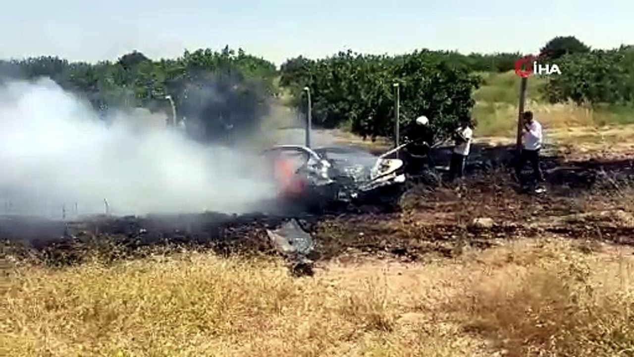 İtfaiye arabayı, vatandaşlar ise araçtaki parayı söndürmeye çalıştı