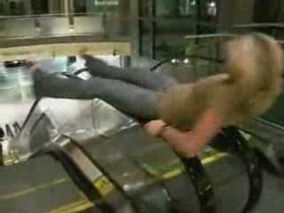 Faire La Toupie sur un Escalator