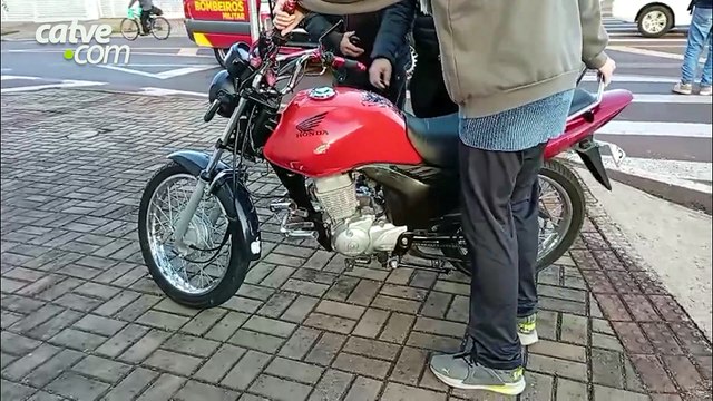 Motociclista fica ferido após ser atingido por carro em rotatória no Bairro Tropical, em Cascavel