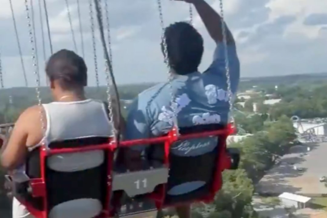Pasajeros quedan suspendidos a 36 metros de altura tras falla en atracción de Six Flags