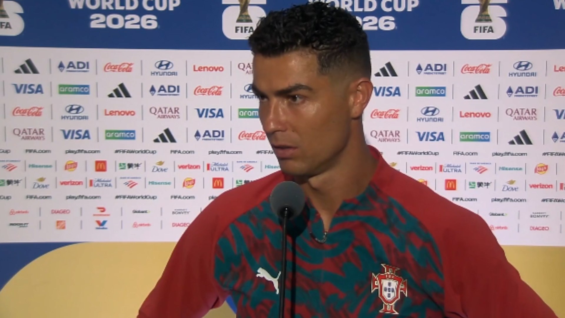 La reacción de Cristiano cuando le preguntan por Messi que va a dar mucho que hablar
