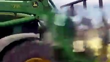 Ha ocurrido en León: un tractor embiste contra un coche de una empresa de cobros.