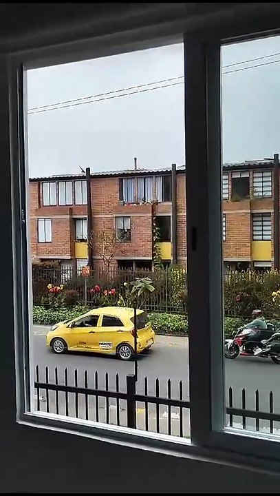 Segundo piso. Vista a la calle. Gran ventana corrediza. Bogotá. Esto entra