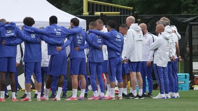 Bleus - Une minute de silence en hommage à la mère de Didier Deschamps