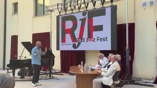 Checco Zalone è dottore in pianoforte jazz: la cerimonia a Rodi Garganico