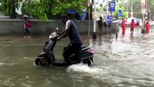 El monzón inunda las calles de Bombay y altera el transporte