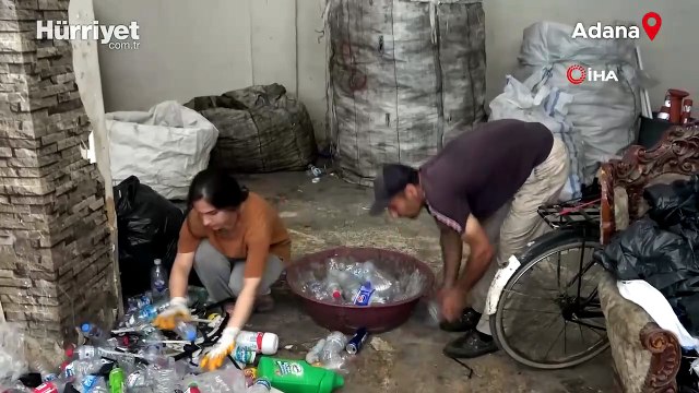 Sokaklarda kağıt toplayarak okuttuğu kızı, üniversiteyi birincilikle bitirdi