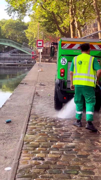 À Paris, la mairie nettoie les quais du canal Saint-Martin... en jetant les déchets à l’eau