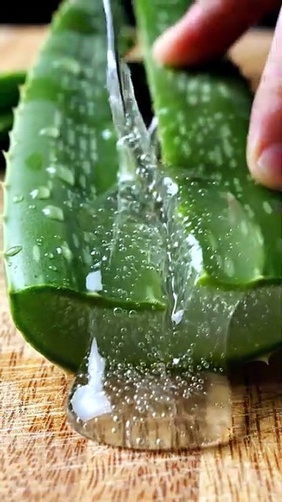 🌿 Aloe Vera Leaf Sliced ASMR | Crystal Clear G...